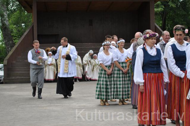 XXVDziesmu un XV Deju svētku atklāšana Rugāju parkā, svētību kolektīviem dod pr.O.Misjūns
